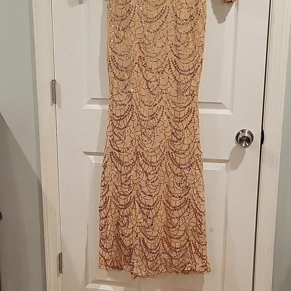 Elegant Gold Sequin Evening Gown - Picture 2 of 16